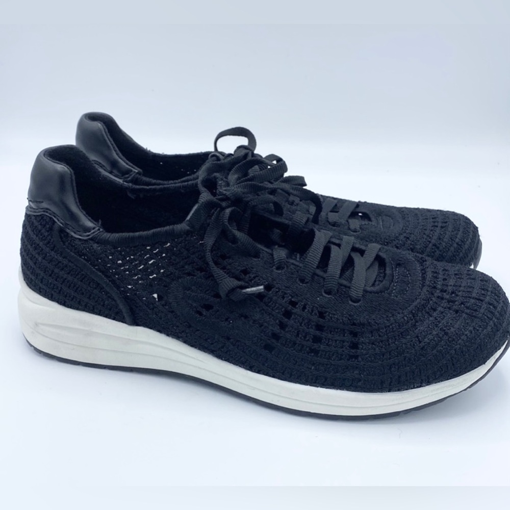 Earth Sneakers Size 7 NWOB
